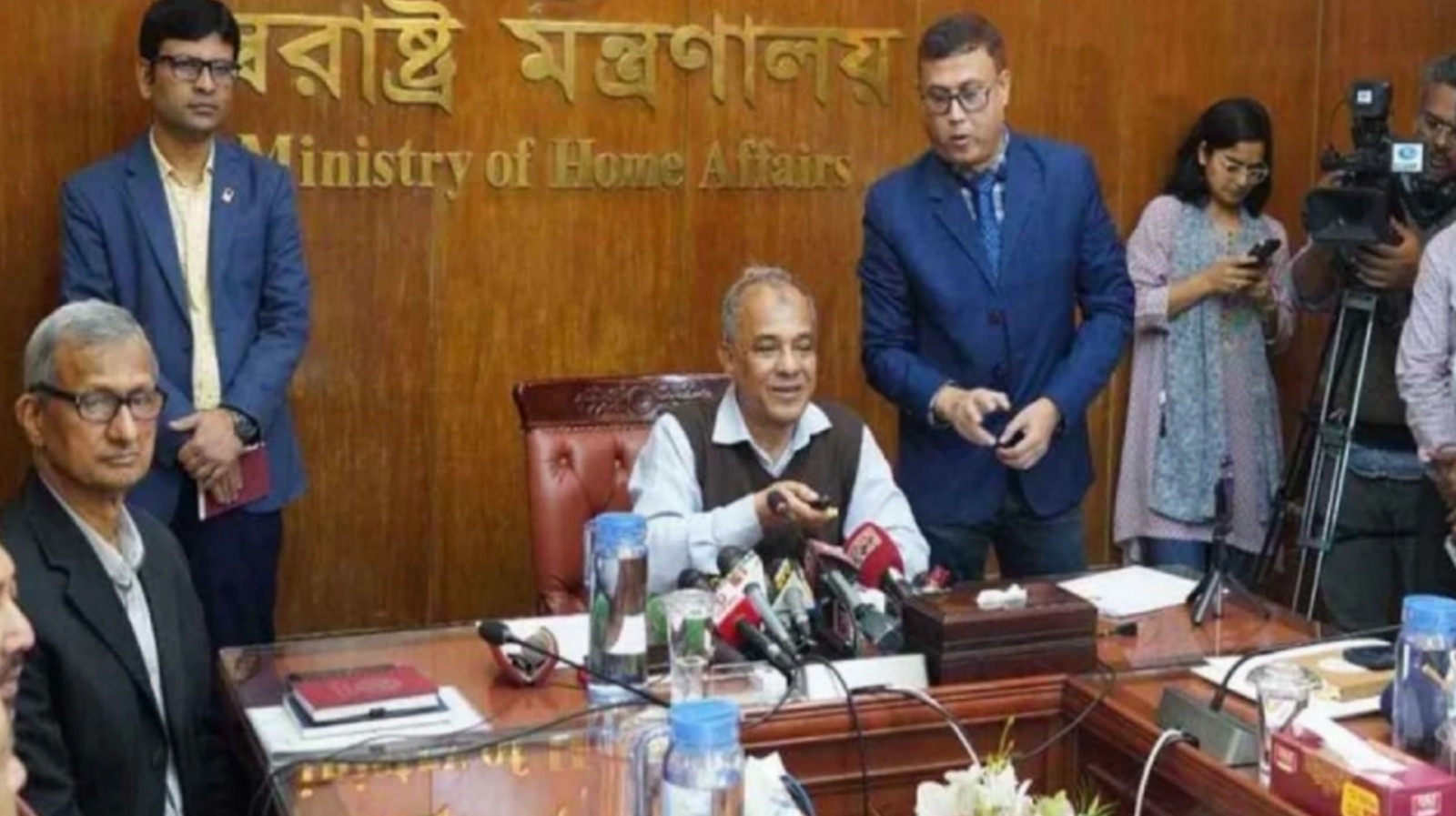 ১০ মিনিটেই অন অ্যারাইভাল ভিসা পাবেন বিদেশিরা : স্বরাষ্ট্র উপদেষ্টা 