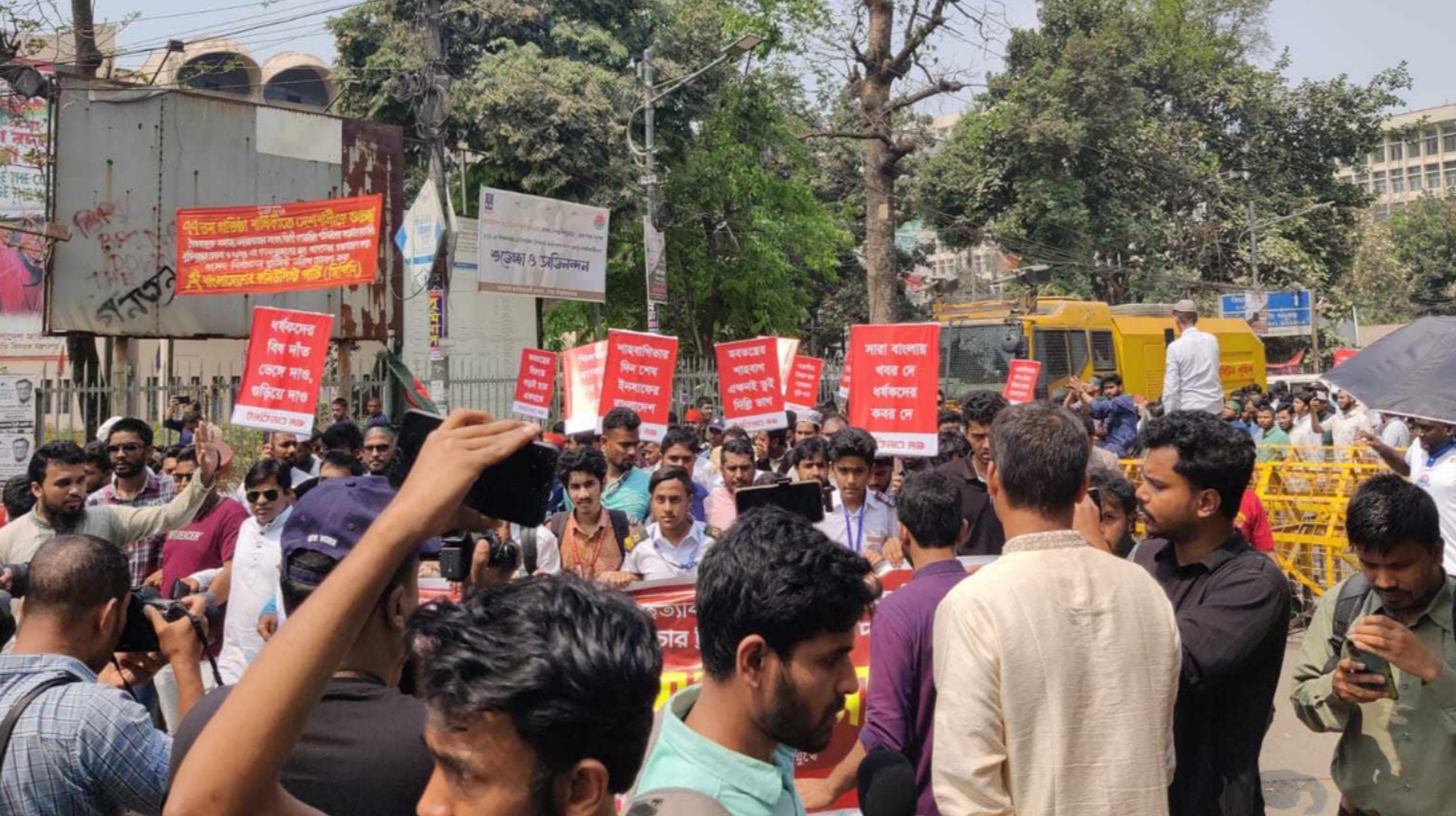 শহীদ মিনারের উদ্দেশ্যে পদযাত্রা শুরু করেছে ইনকিলাব মঞ্চ