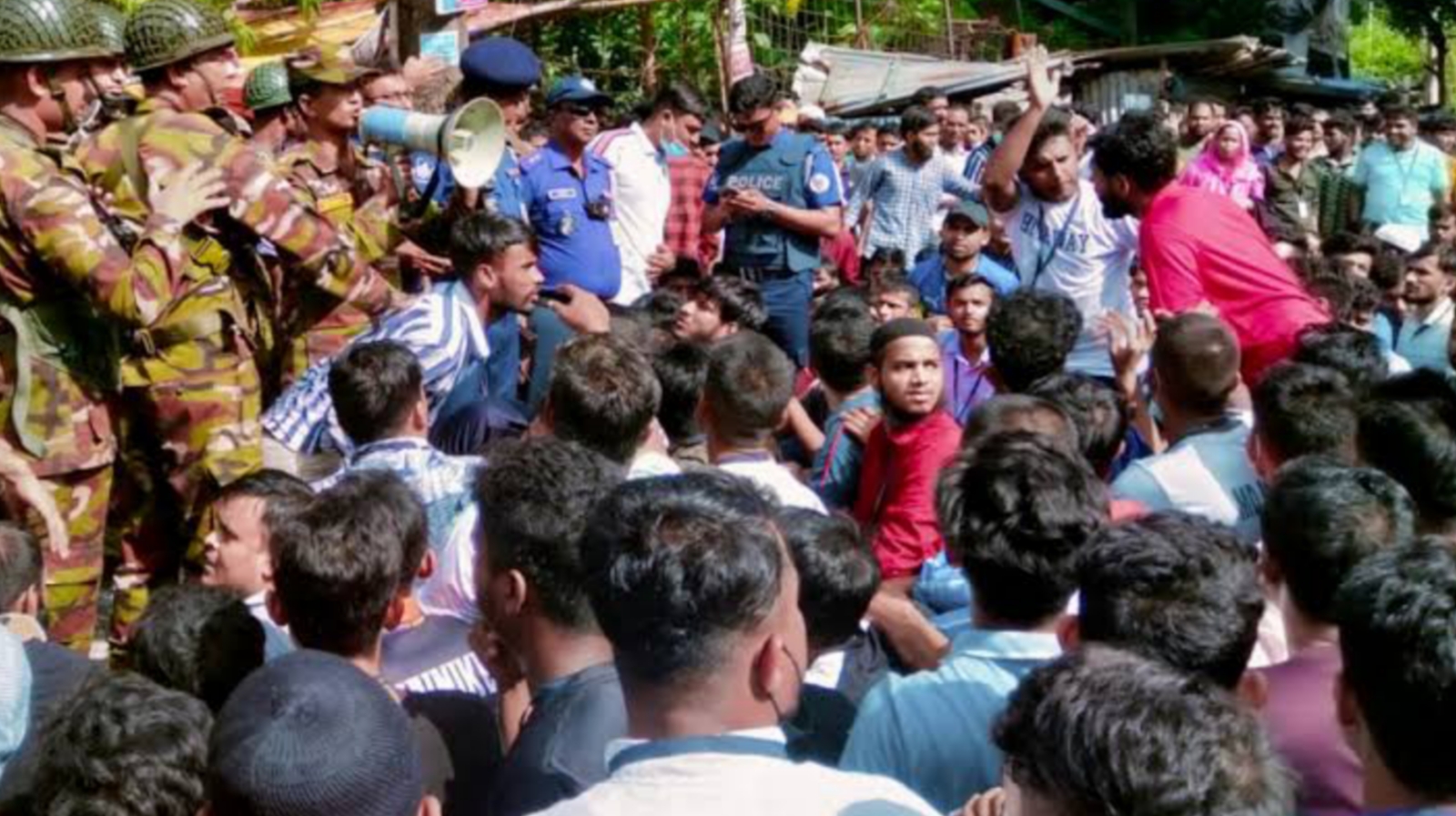 টঙ্গীতে মহাসড়ক অবরোধ করে শ্রমিকদের বিক্ষোভ