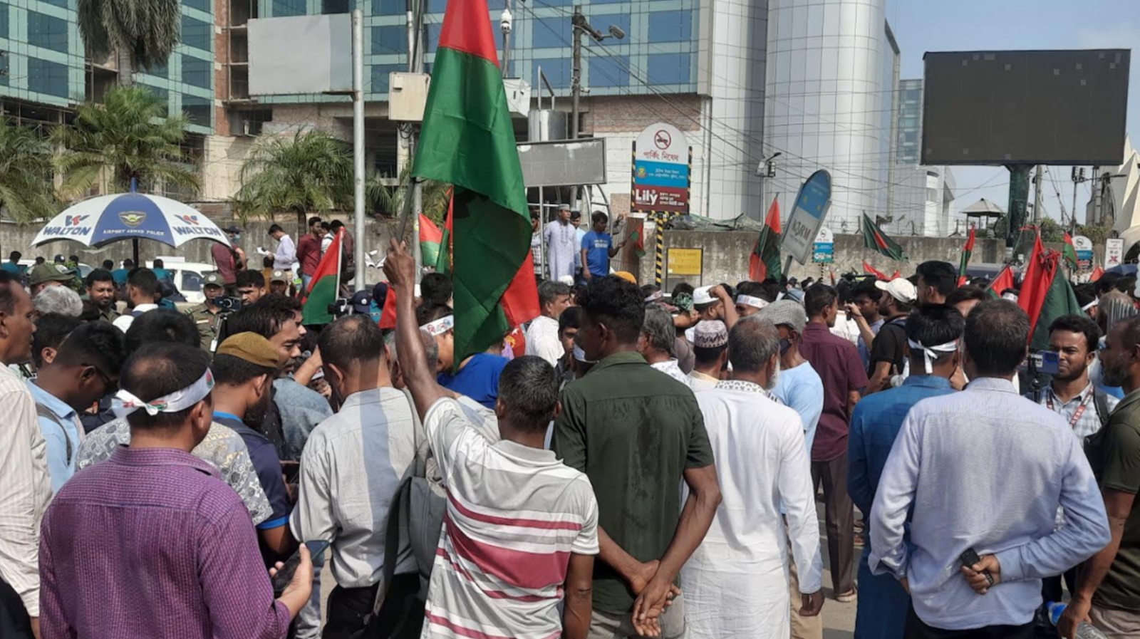 খালেদা জিয়াকে স্বাগত জানাতে বিমানবন্দরে নেতাকর্মীদের ঢল