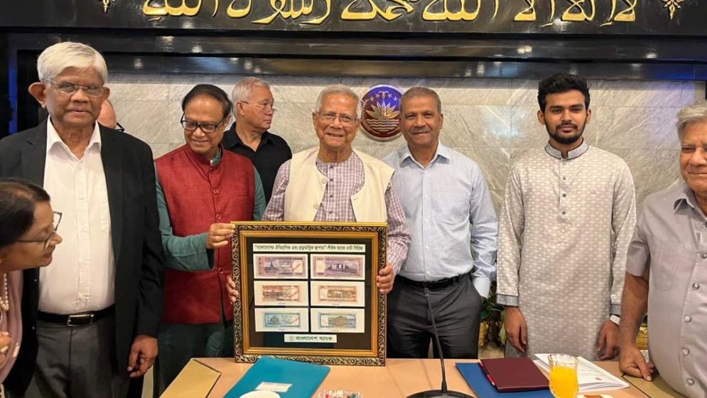 প্রধান উপদেষ্টার কাছে ৬টি নতুন ডিজাইনের নোটের ছবি হস্তান্তর
