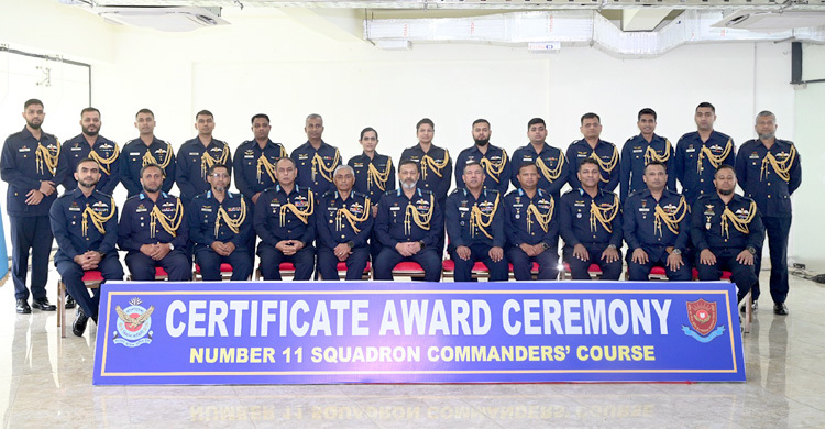 বিমান বাহিনীর স্কোয়াড্রন কমান্ডার্স কোর্সের সনদপত্র বিতরণ