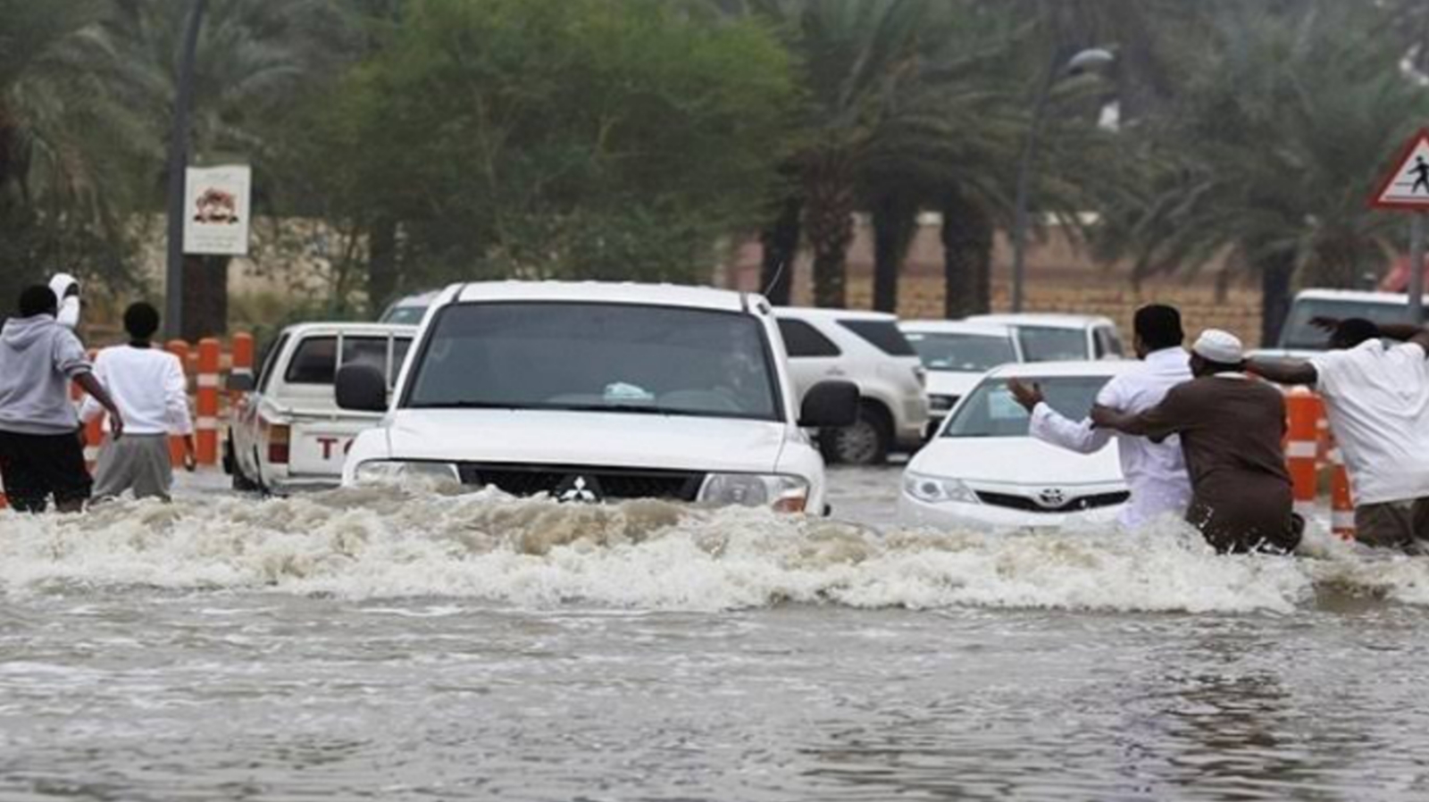সৌদিতে ব্যাপক বৃষ্টিপাতে বিভিন্ন স্থানে বন্যা