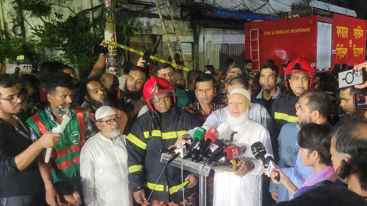 অগ্নিকাণ্ডে নিহতদের পরিবারপ্রতি ১ লাখ টাকা সহায়তার ঘোষণা জামায়াত আমিরের