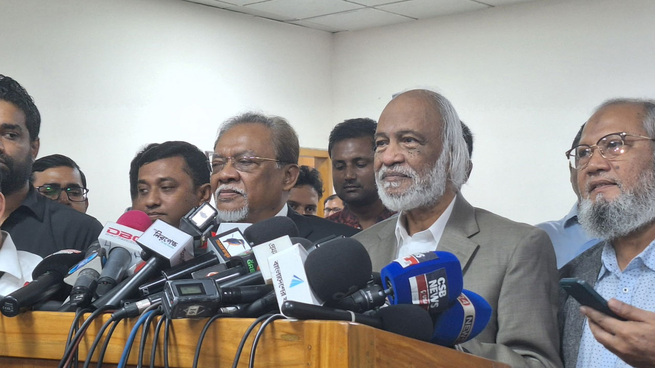 ১৫ বছরের কর্মকর্তারা ১৫ মাসে পরিবর্তন হবেন না : মঈন খান 