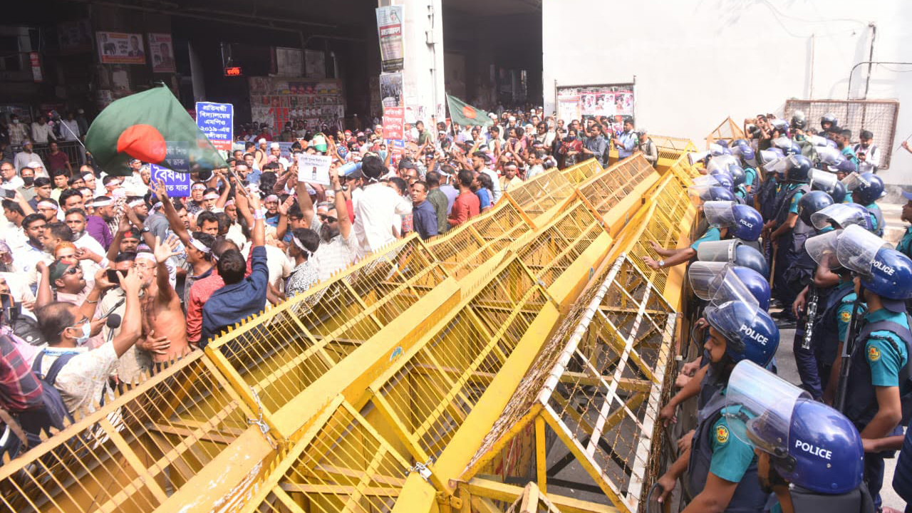 প্রতিবন্ধী বিদ্যালয়ের শিক্ষকদের সচিবালয় অভিমুখী মিছিলে পুলিশের বাধা