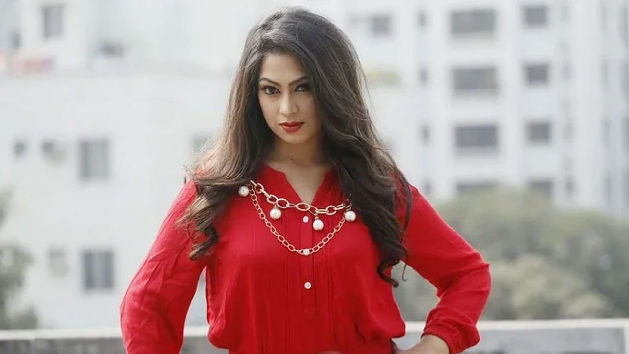 চিত্রনায়িকা পপিকে আইনি নোটিশ