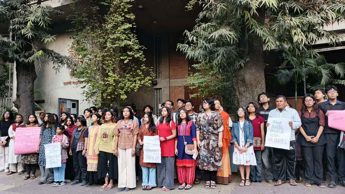 ‎গানে গানে ও প্লাকার্ড হাতে ছায়ানটের সামনে বিক্ষোভ