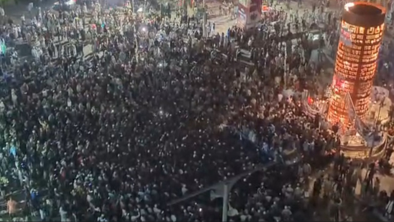 হাদিকে হত্যার বিচারের দাবিতে শাহবাগে হাজারো মানুষের ঢল