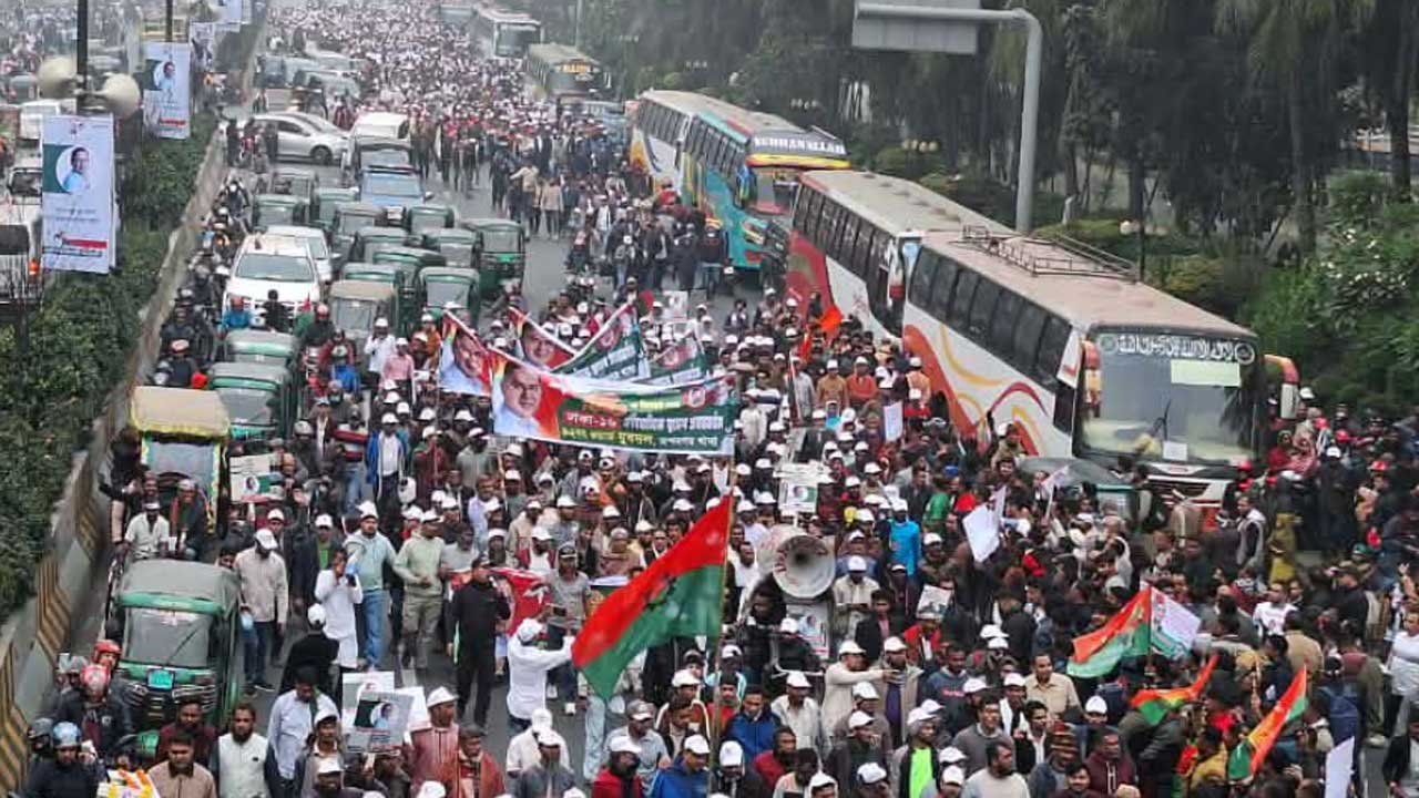 বিমানবন্দর অভিমুখে মানুষের স্রোত, হেঁটেই যাচ্ছেন নেতাকর্মীরা