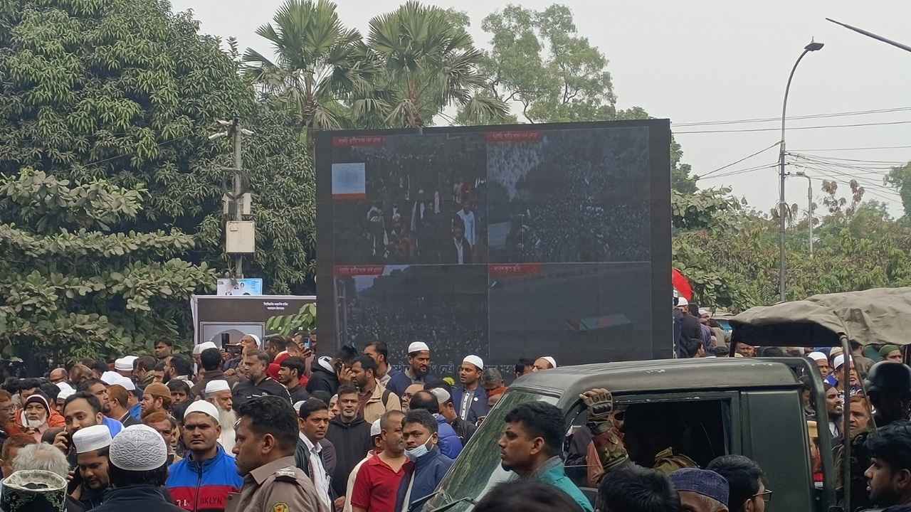 বড় স্ক্রিনে দেখানো হচ্ছে বেগম জিয়ার স্মৃতিচারণ
