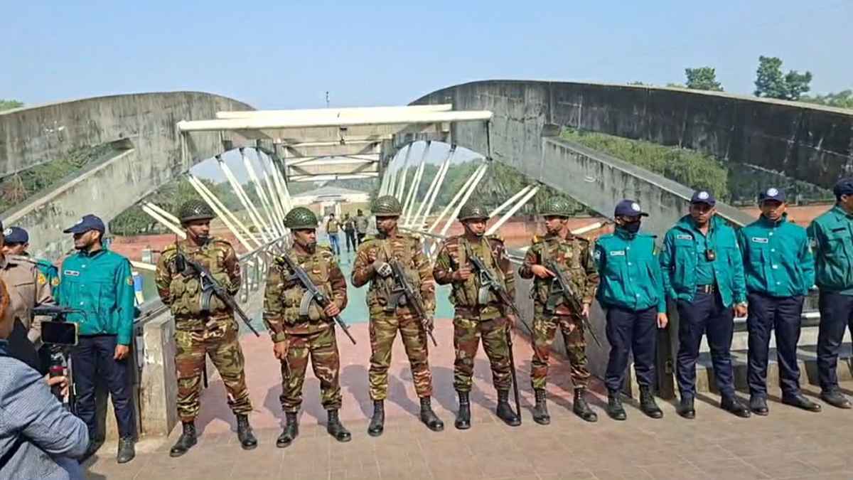খালেদা জিয়ার কবর জিয়ারত করতে মানুষের ঢল, বন্ধ প্রবেশমুখ