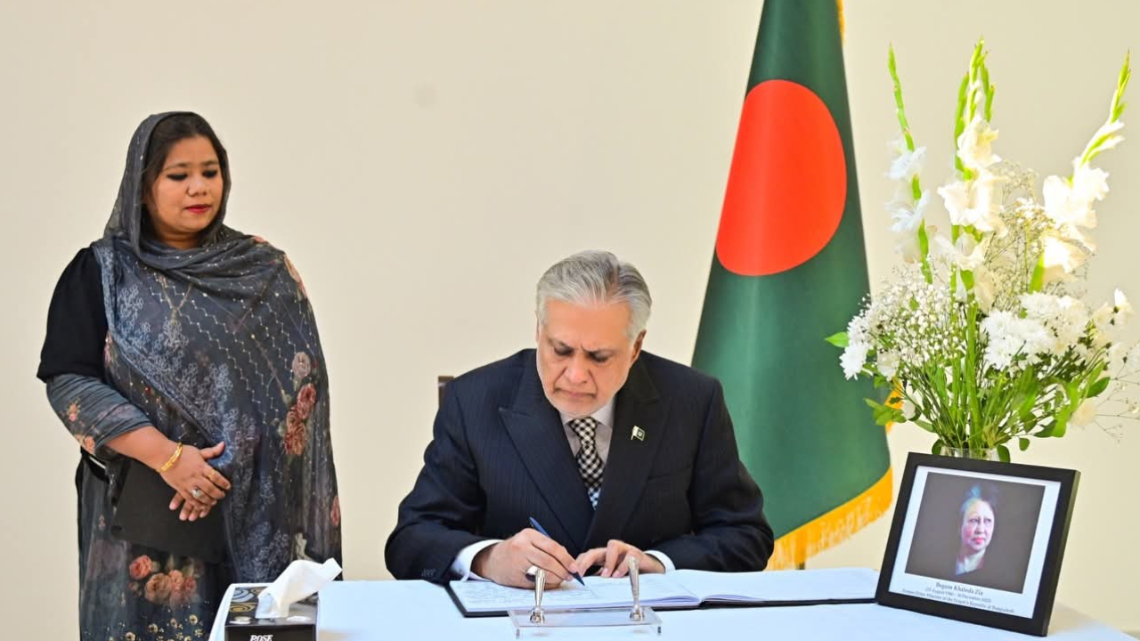 বাংলাদেশ হাইকমিশনে এসে খালেদা জিয়াকে শ্রদ্ধা জানালেন ইসহাক দার