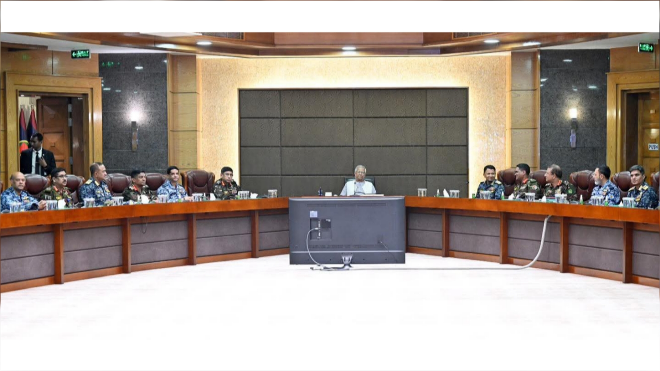 নির্বাচনে নিরপেক্ষতার সঙ্গে দায়িত্ব পালনে সশস্ত্র বাহিনীকে নির্দেশ প্রধান উপদেষ্টার