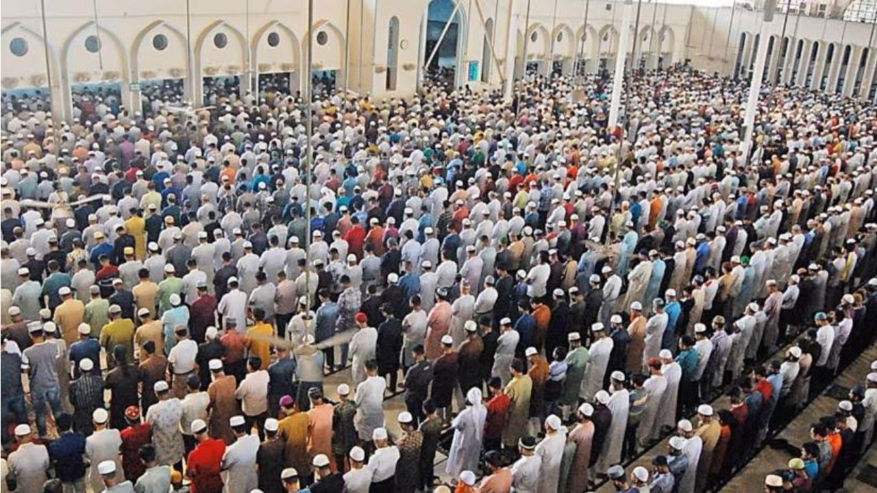 বায়তুল মোকাররমে প্রথম তারাবিতে মুসল্লিদের ঢল