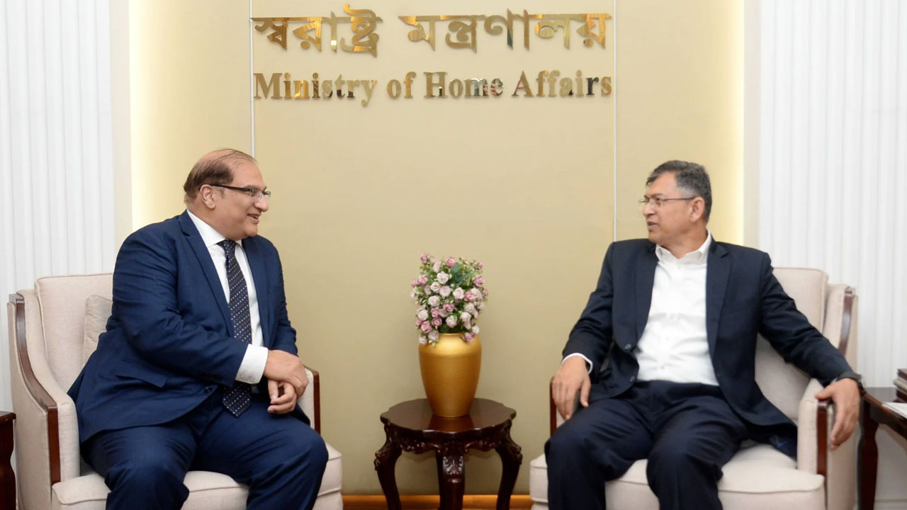 স্বরাষ্ট্রমন্ত্রী ও পাকিস্তান হাইকমিশনারের সাক্ষাৎ