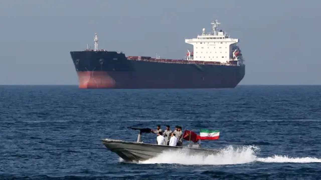 হরমুজ প্রণালিতে হামলার পর হু হু করে বাড়ছে তেলের দাম